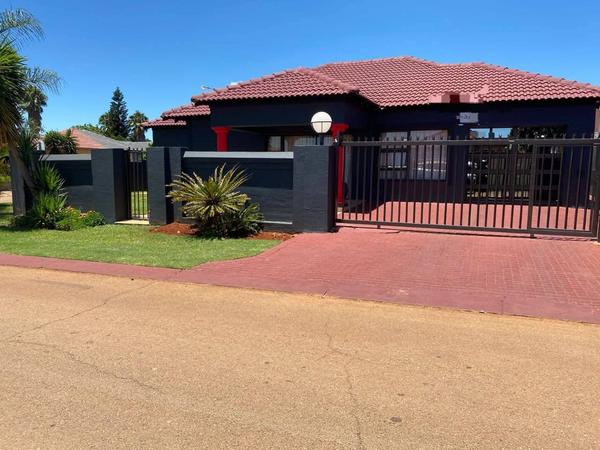 House For Sale in The Orchards, Akasia