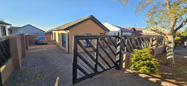 House For Sale in Lotus Gardens, Pretoria