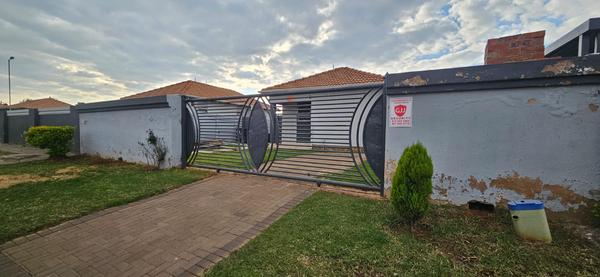 House For Sale in Kirkney, Pretoria